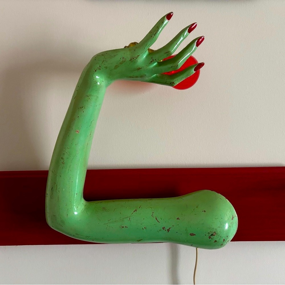 Mannequin arm lamp